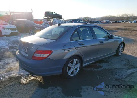 2011 Mercedes-Benz C 300 Sport 4Matic z USA, uszkodzony, nr VIN WDDGF8BB5BR178629